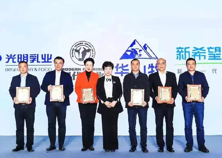 重庆日报：捷报，天友乳业荣获2021年国家优质乳工程双项大奖！
